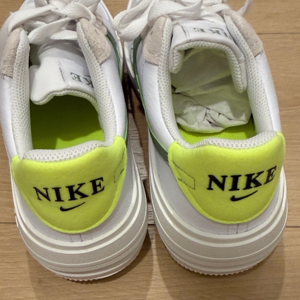NikeTrendy Air Force 1 Women Shoes - Picture 3 of 6